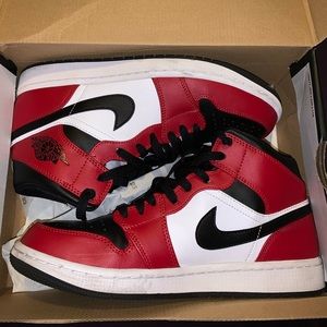 Air Jordan 1 mid Chicago toe men’s size 9.
